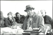 Joseph Beuys in einer Gruppe von Menschen
