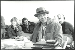 Joseph Beuys in einer Gruppe von Menschen