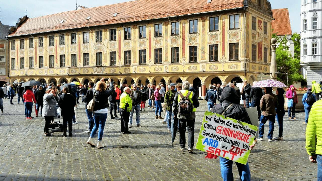 Demonstrant*innen vor dem Rathaus